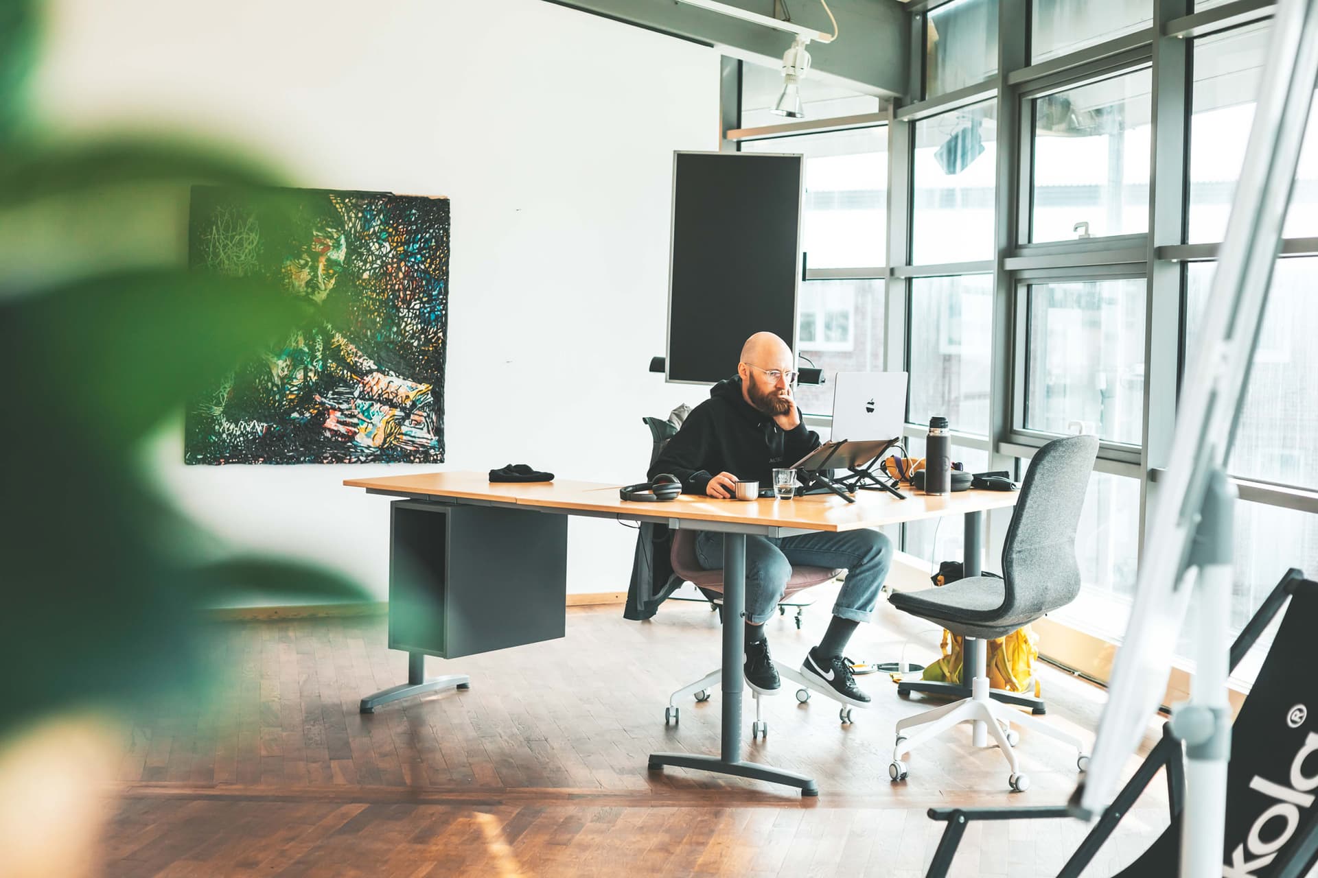 Project Bay Sylt – Arbeitsplatz mit Kunstwerk
